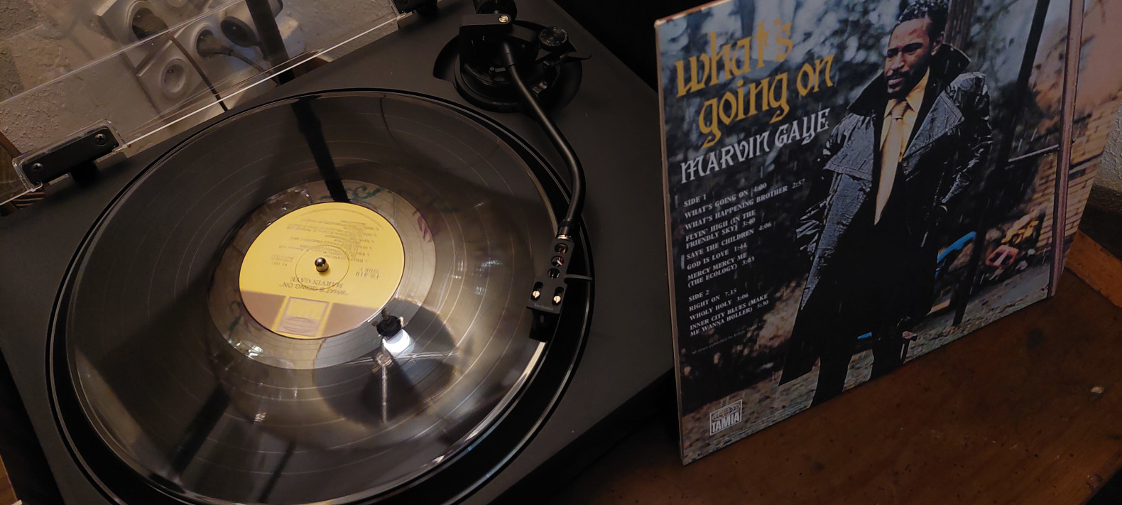 Sur la gauche, on aperçoit une platine et sur la droite, la couverture de l'album « What's Going On »